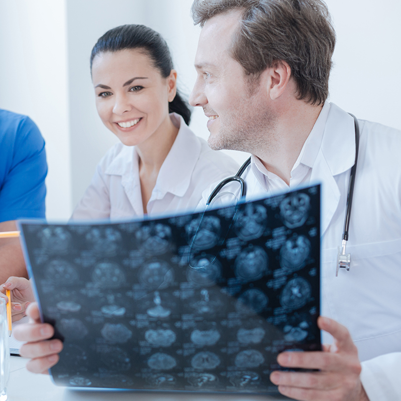 涉及海绵窦的大型蝶骨翼脑膜瘤:保守的手术策略以获得更好的功能结果