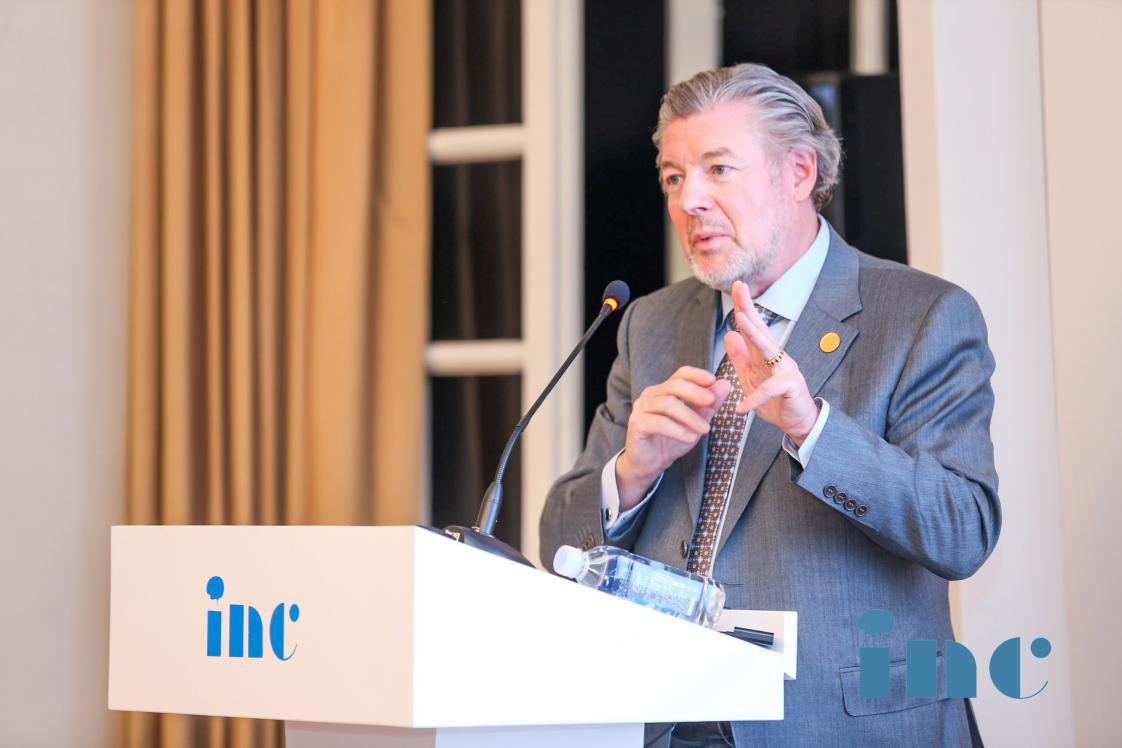 神经外科医生-<a href='/jiaoshou/24.html' target='_blank'><u>巴特朗菲</u></a>