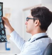 脊髓里面长肿瘤怎么治？