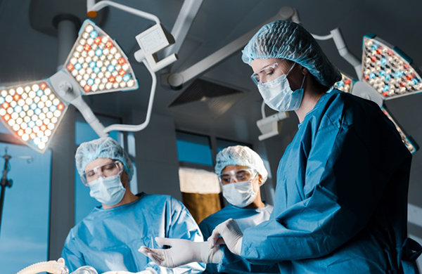 松果体肿瘤切除范围和长期生存率之间有何联系?