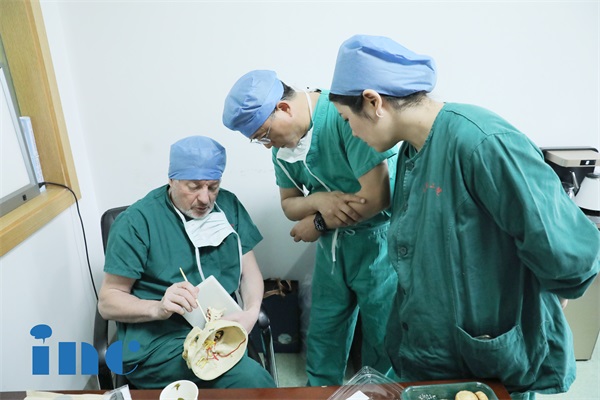 INC德国巴特朗菲教授细致入微地讲解手术策略，医院医护人员在旁学习