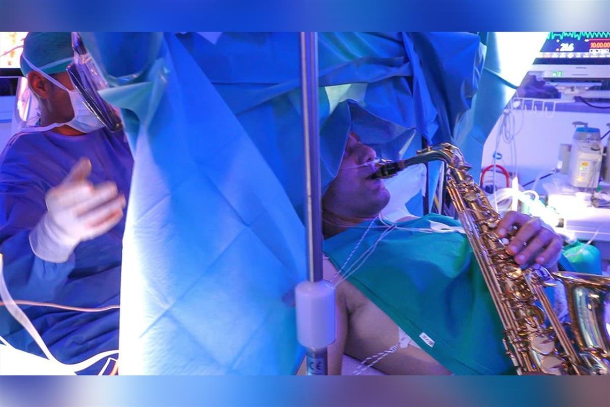 音乐家边做脑瘤手术边吹萨克斯