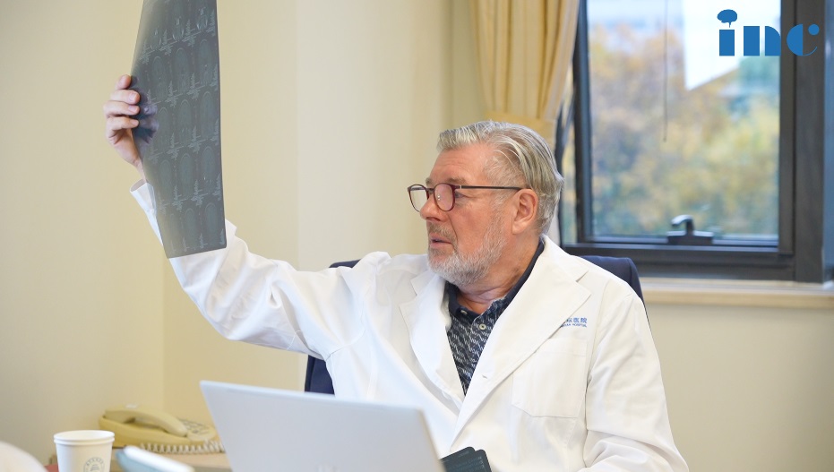 巴教授在北京天坛医院外籍专家工作室——面对面咨询