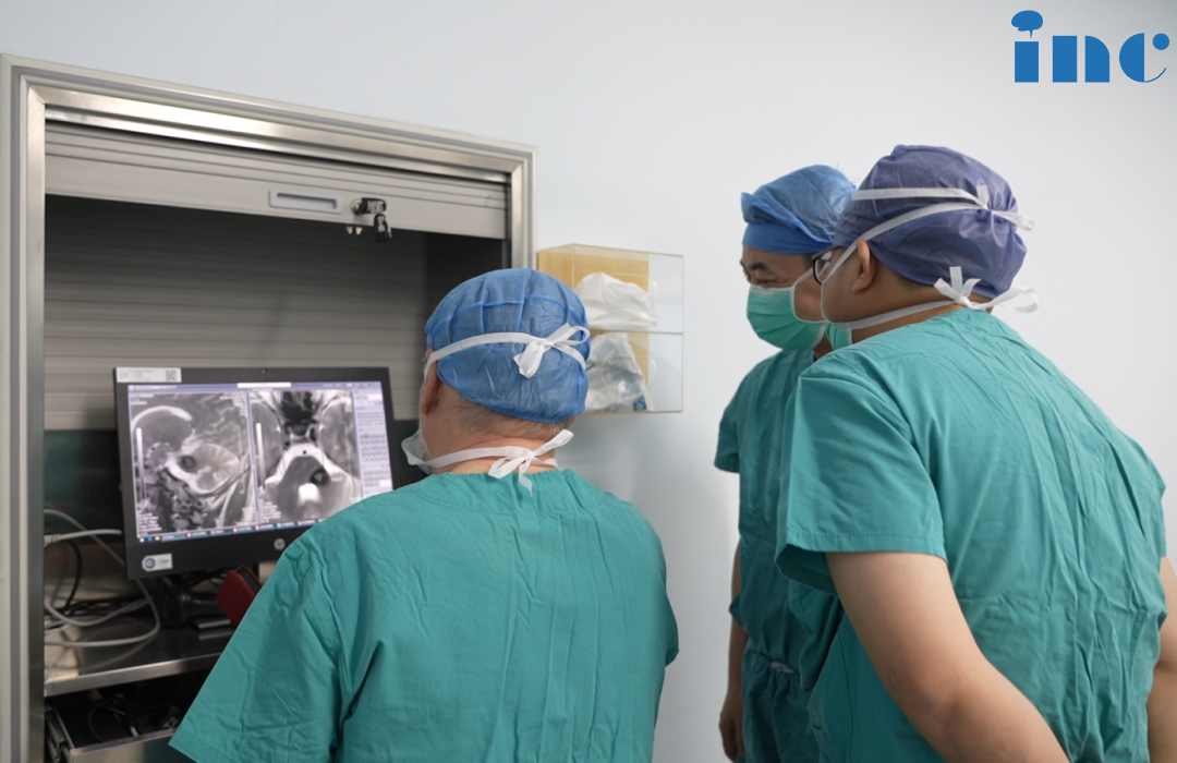 手术开始前和国内手术团队查看卢先生病灶影像