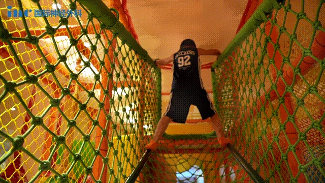 2023年，健康成长的聪聪在游乐园里攀爬玩耍