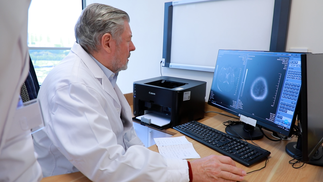 9岁女孩脑桥弥漫中线胶质瘤（DIPG) 还有手术机会吗？——<a href='/jiaoshou/24.html' target='_blank'><u>巴特朗菲</u></a>教授