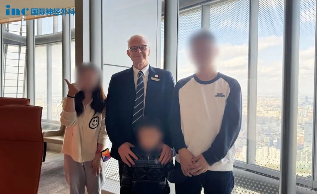 峰会现场，多名疑难脑瘤患者来到现场，与Rutka教授的面对面现场咨询，并对INC的国际教授都做出了较高的评价。