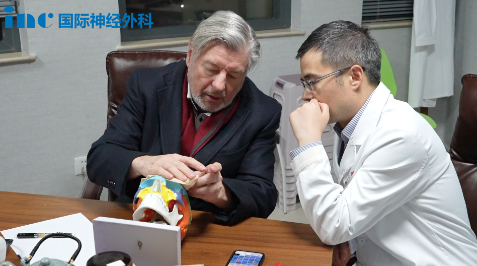 1月10日晚，巴教授和王杭州教授讨论手术方案