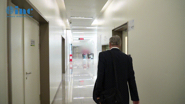 做完手术，他也会尽快走出手术室，告诉家属手术情况；