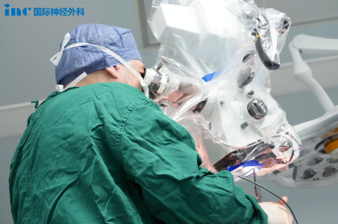 示范手术中的巴教授