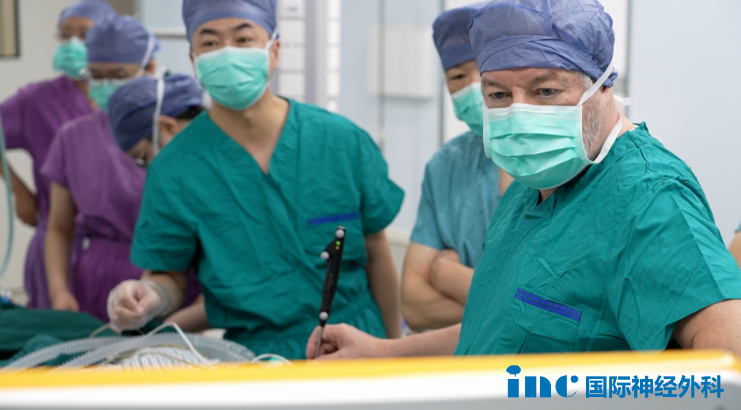 示范手术持续进行中，26岁女性基底节海绵状血管瘤成功手术