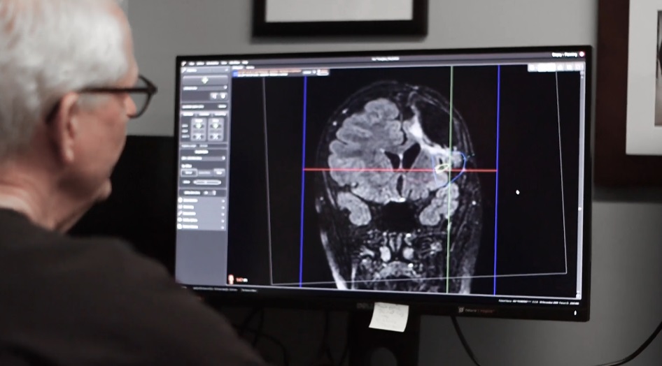 Rutka教授查看患儿影像。图片来源:Sunnybrook健康科学中心