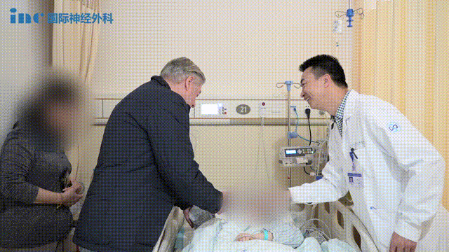 此时成功手术的笑笑意识清醒，四肢活动正常，面部正常。