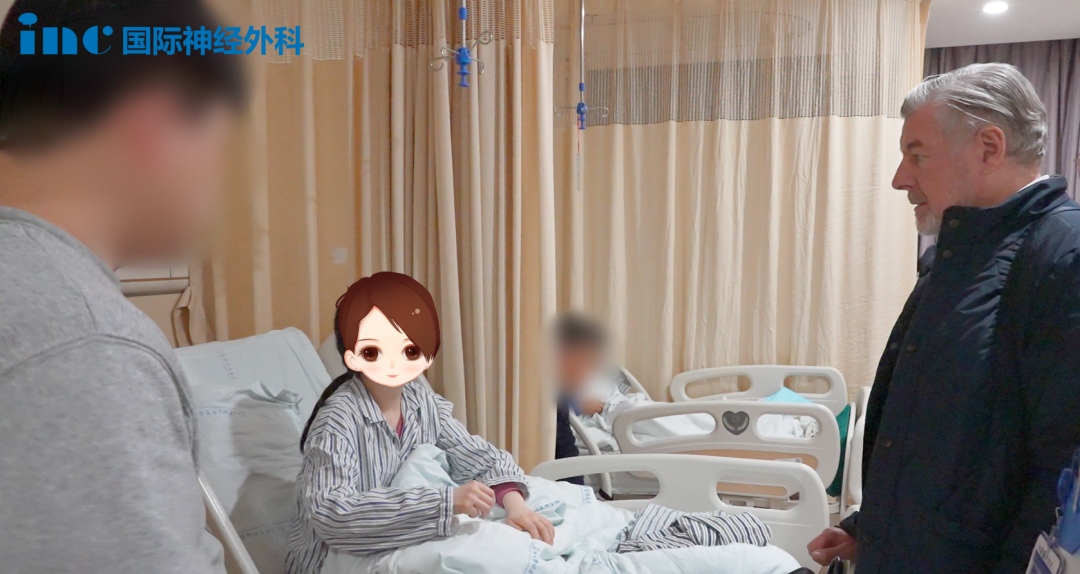 术前谈话时，我们再次见到笑笑。在医院病床上，等待手术的她，对于未来充满希望。她喜欢笑，眯着眼咧着嘴笑……