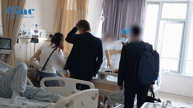 解开了苏先生延髓信号异常的疑云后，福教授再次来到病房查看苏先生的情况，经过激素补充的他身体也开始好转，福教授决定为患者手术！