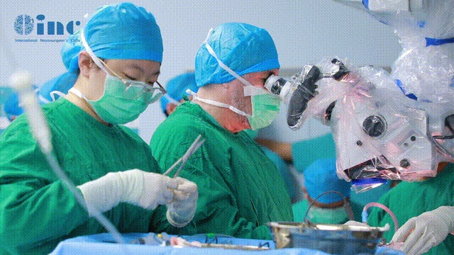 巴教授手术中与麻醉医生李健主任沟通