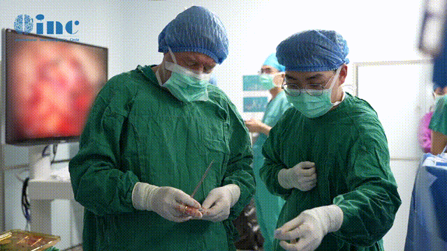 成功剥离肿瘤后，巴教授亲自剪裁标尺准备测量肿瘤切除后的残腔