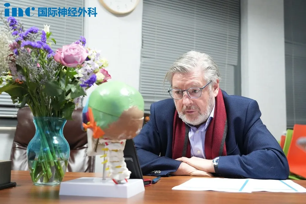 巴教授和Norodom进行视频咨询图片