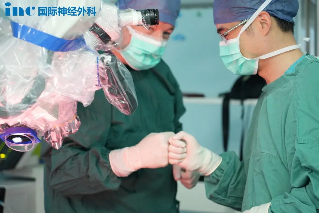 手术中巴教授给手术助手王杭州教授击拳打气