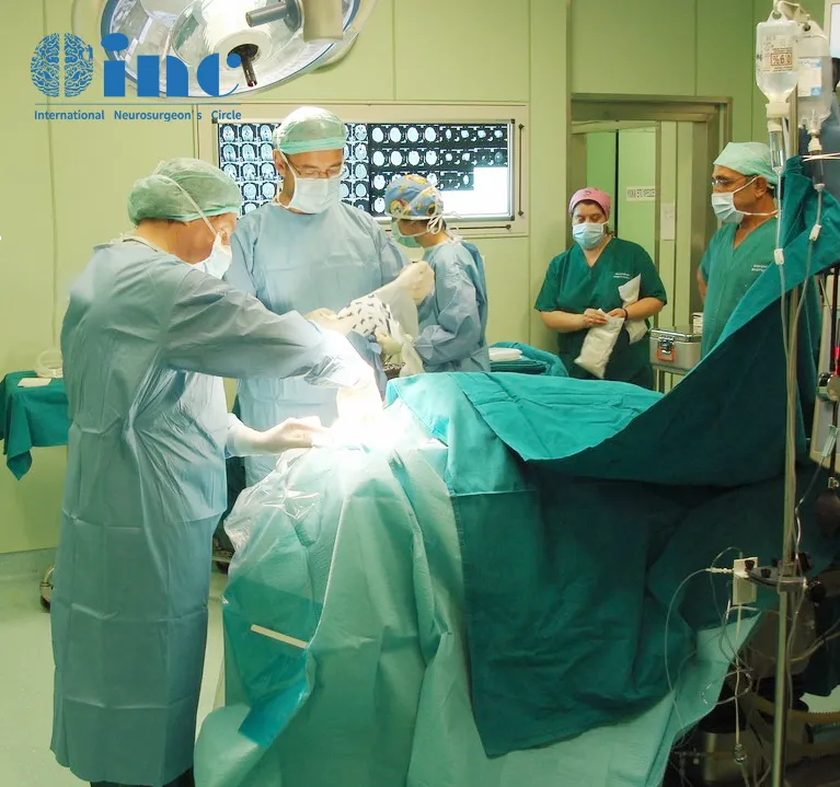 INC巴教授正在进行脑瘤手术切除