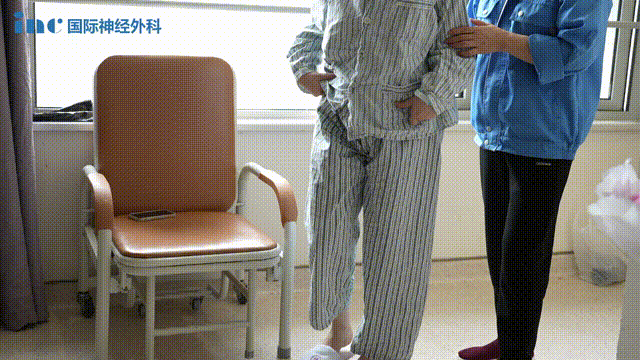 术后4天，邓女士已经下床吃饭