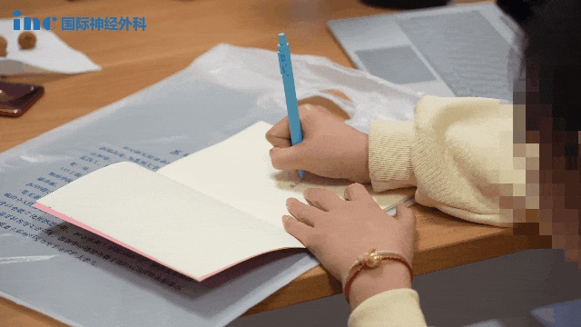 术后2个月再次见到她时，乌黑的头发扎着马尾、肉嘟嘟的脸蛋可爱，声音洪亮，充满个性。已经回归正常学习和生活，还写字给巴教授看。