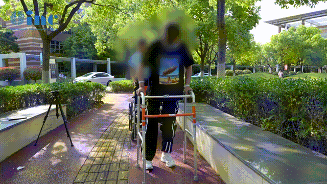 术后两个月时，田田正在康复医院进行康复训练