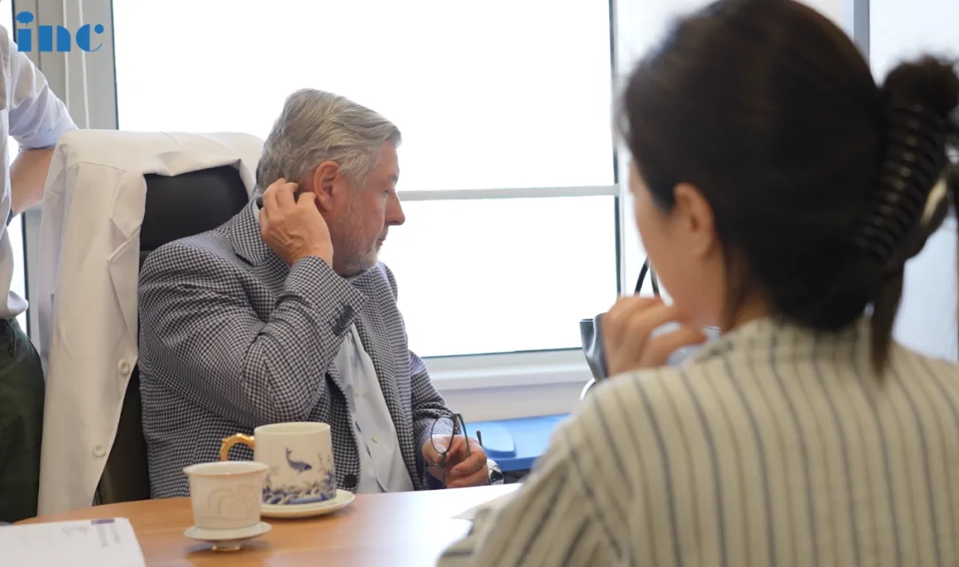 巴教授为佩珊演示佩珊手术的切口入路位置，届时只会剔除耳后的少量头发，佩珊可以保留自己的长发，不影响术后美观