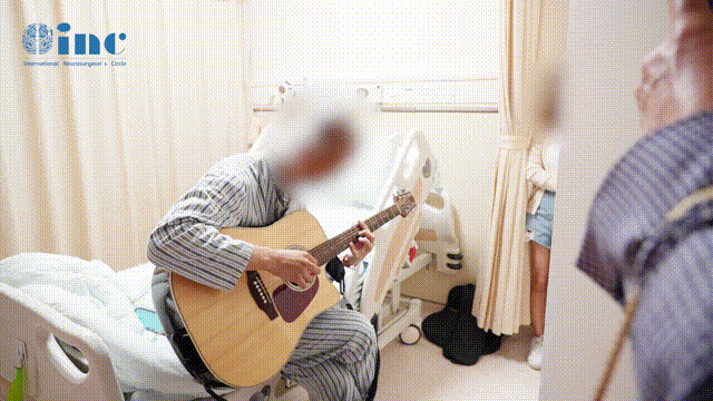 术后4天查房，韩先生在病房弹奏吉他感谢巴教授