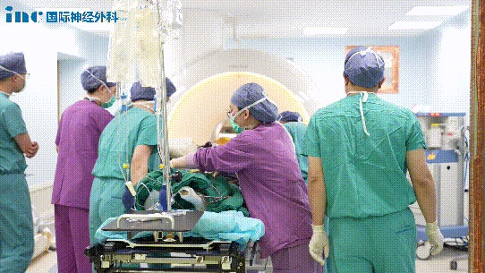 INC国际教授中国示范手术中，术中核磁应用