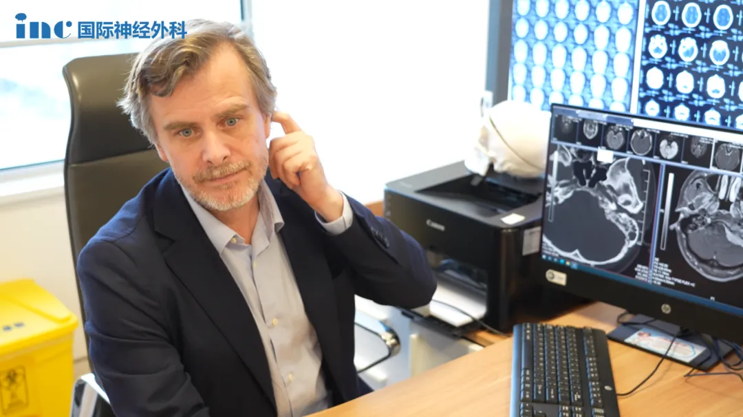 福教授向患者现场演示手术切口