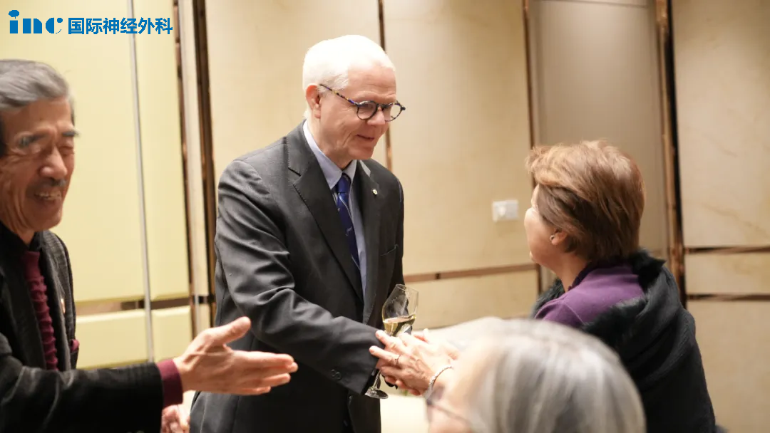 交流期间,多名罹患疑难神外疾病的患儿及其家长慕名而来,面对面咨询这位儿童脑瘤手术大咖,在促进中外神外交流的同时为疑难神外疾病患者答疑解惑。