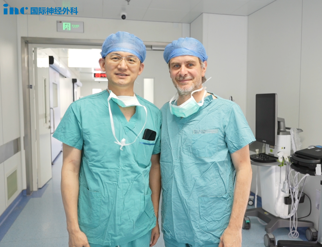 这场高难度手术更让在场的众多青年神经外科医生们受益匪浅。