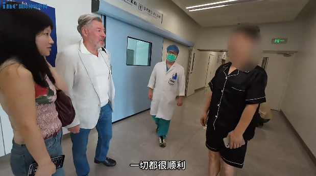 手术室外，巴教授带来好消息