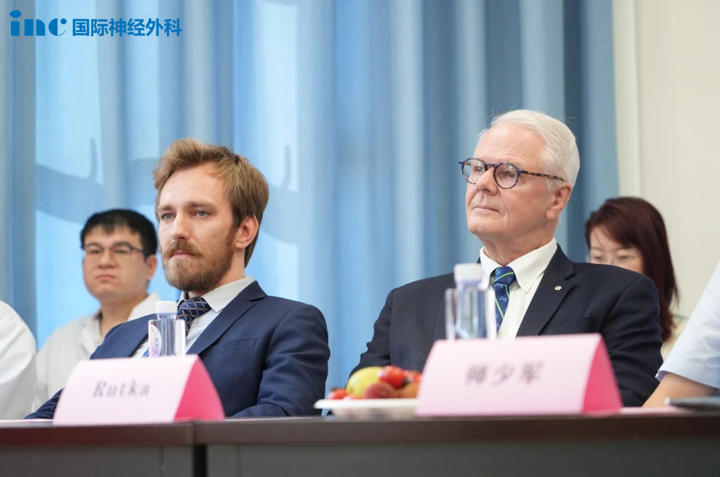 出席“INC国际神经外科医生集团武汉协和医院神外联盟中心”的揭牌仪式