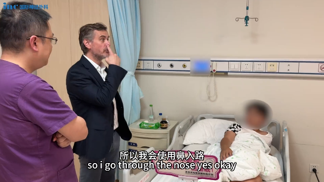 福教授为孩子加油打气，并告知经鼻手术方式