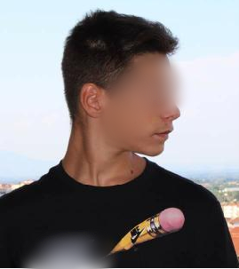 曾经的小男孩，已长成挺拔少年……