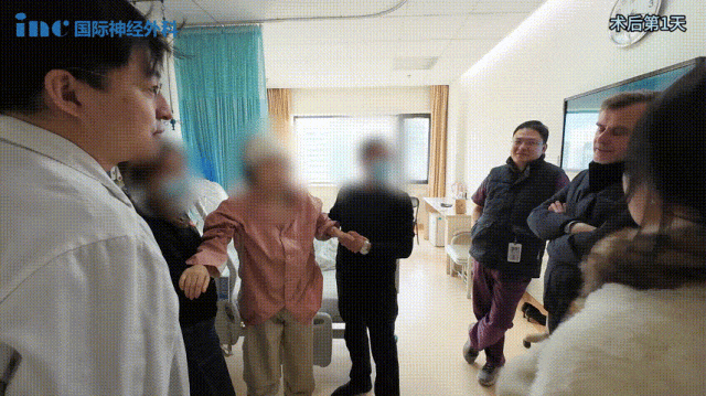 “在ICU也只待了4个小时。第2天就能下床，前三天每天输液两次，后两天减为一次。第5天我就要求出院，最后是医院让我第8天出的院。术后3个月，已经开始恢复健身了。我不说，没有人知道我做过开颅手术，撸铁、普拉提，交换来，从来没想过自己可以如此强悍……”