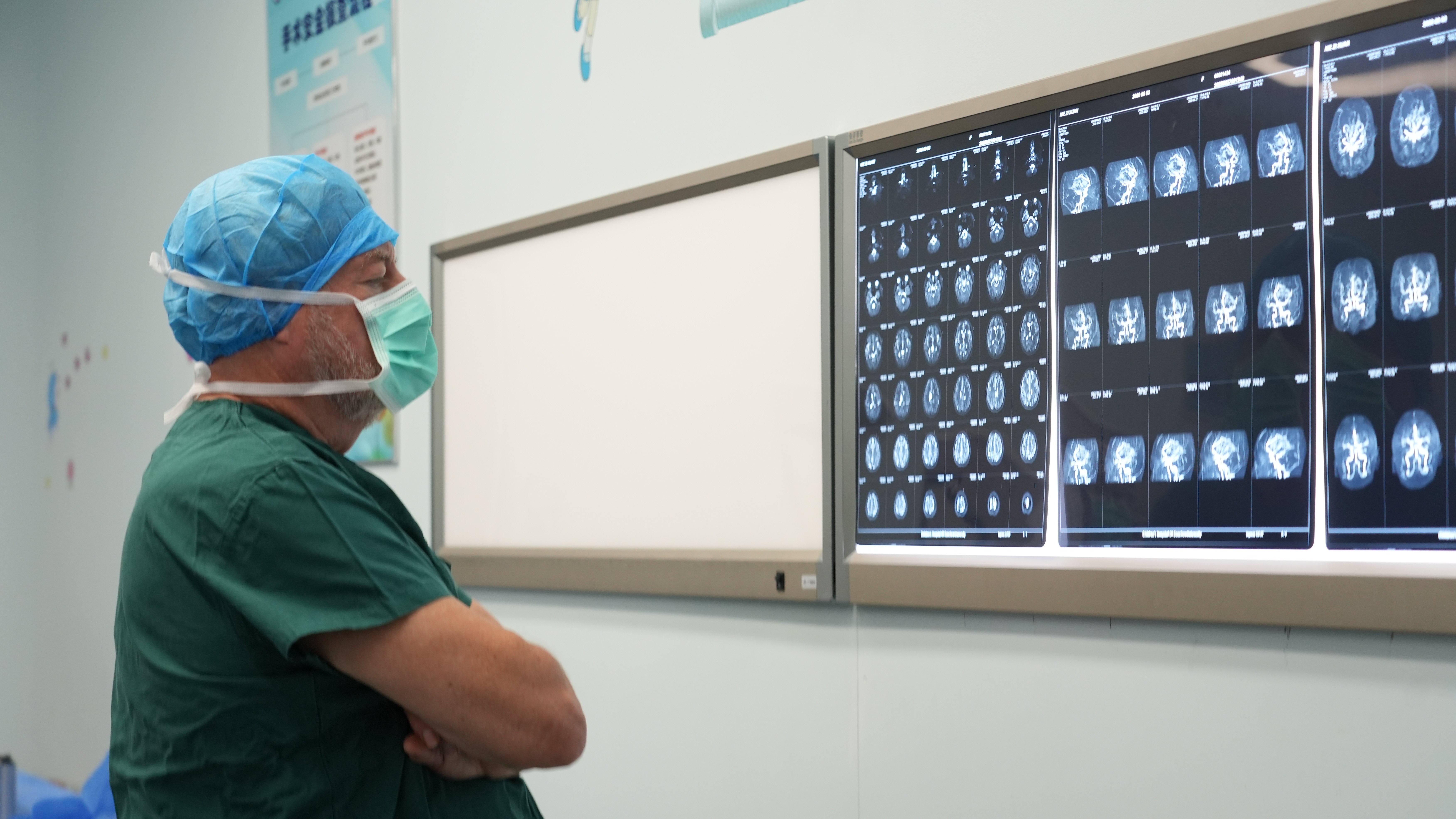 <a href='/jiaoshou/24.html' target='_blank'><u>巴特朗菲</u></a>教授