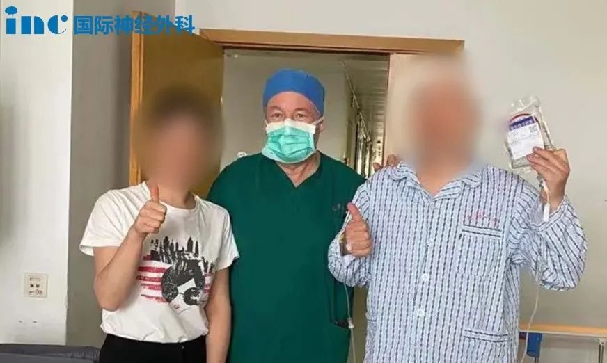 术后第六天查房:刘先生已经可以正常下床行走,并感慨自己的状态非常好,非常感谢巴教授。刘先生和巴教授合影留念。