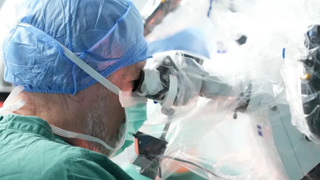 少女脑中惊现“虫蛀样”肿瘤！他竟有8种入路方案破解中脑禁区