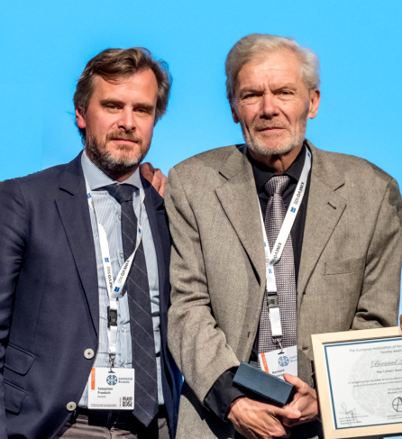 福洛里希教授与导师Bernard George教授合影。Bernard George教授 (1948 - 2021) ,世界神经外科的伟大人物之一、法国颅底手术巨匠。