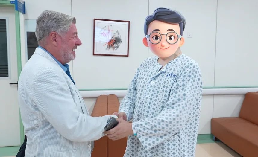 两位德国人在中国的相遇，交流格外顺畅——从术前沟通到术后恢复，Z先生一直用德语与巴教授沟通。