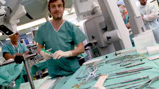 颅底“山地障碍赛”：显微镜和神经内镜如何组队征服手术盲区？