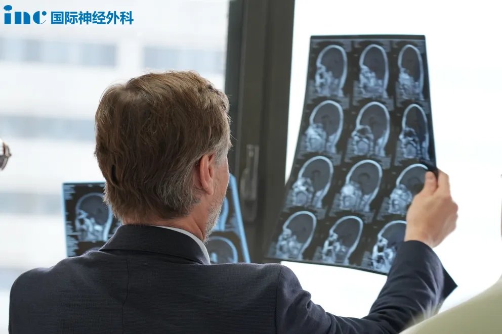 “医生，这个良性脑瘤切完还会再长吗？”脑膜瘤术后13年不复发，真不难！