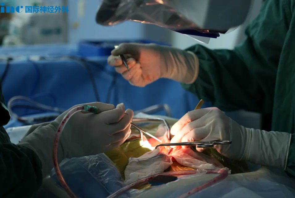当巨大脑瘤扼住我命运的咽喉，而手术却只能用“温柔刀”？