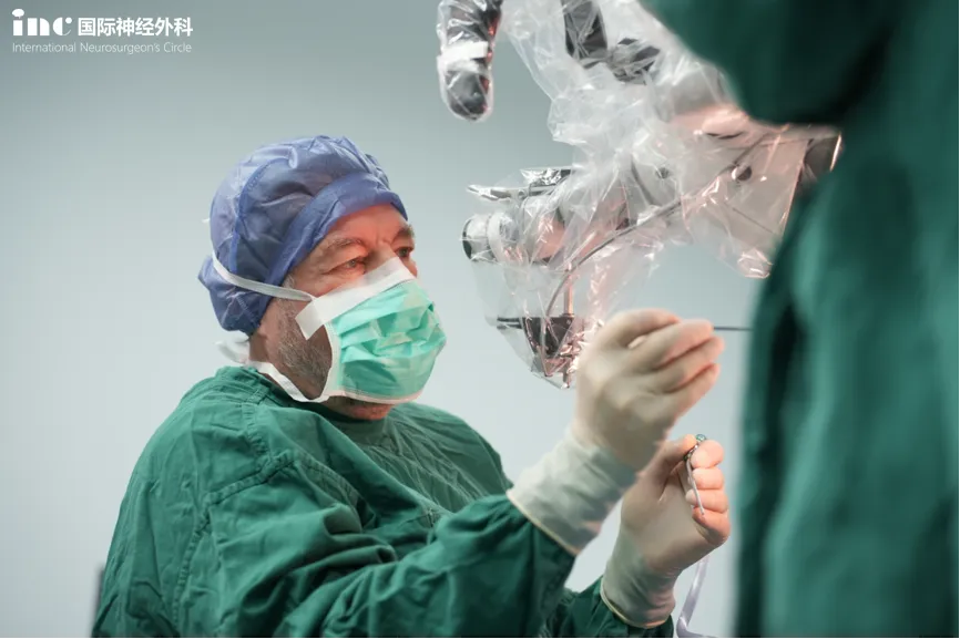 男孩近视度数飞涨，医生一看彻底慌了：这恐怕是脑子出大问题了！