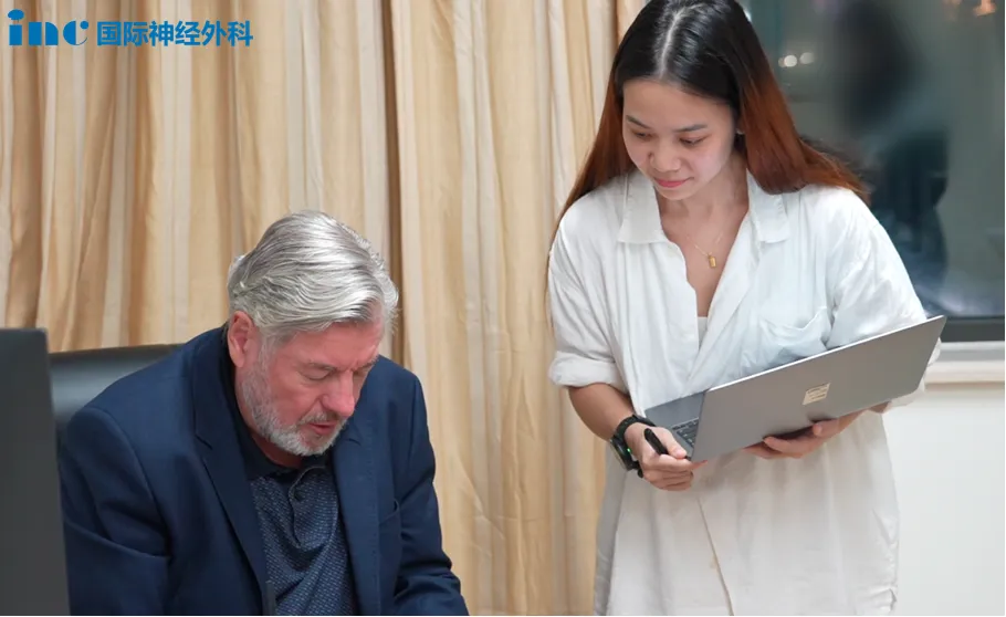 特朗菲教授抵达天坛医院后，仍不断有慕名而来的患者带着殷切期望寻求手术机会。