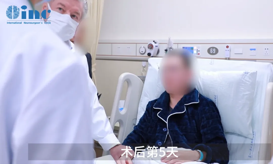 术后第5天，巴教授病房查房，阿朔和教授交流中