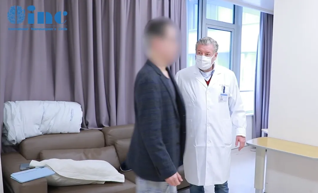 术后第8天教授查房，阿朔恢复得很好，得知教授要来查房看望，他特意穿上了帅气的西装，活动行走自如